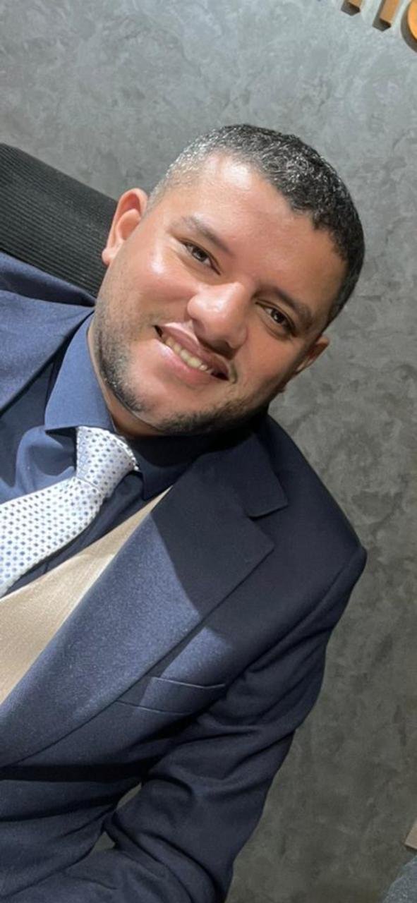 أحمد سلامة في صورة تعريفية أخرى